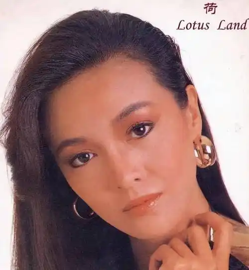 郑裕玲完成香港小姐主持,窈窕身段不减当年,玫红礼服尽显华贵_喜剧