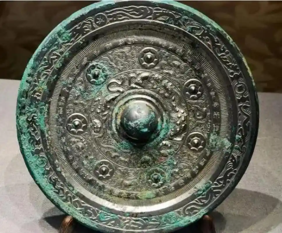 这是一面汉铜镜; 这是迄今发现的唯一铸有"人民昌,中国强"铭文的汉