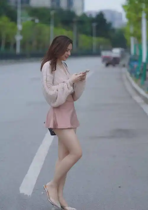 美女粉色短裙太有少女感,搭配浅粉雪纺长袖衫姿态优雅,美极了_裙摆