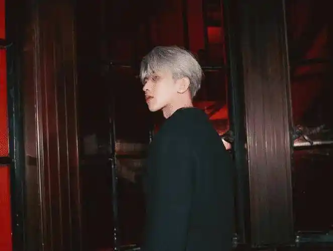 并且,蔡徐坤再度迷上他那耀眼的银发,尽管时过境迁,但他一剪短发,他的