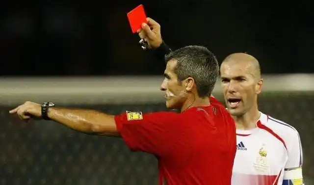 足球红牌判罚标准是怎样的呢?