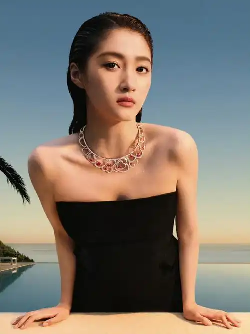 7月25日,关晓彤正式成为lvmh集团旗下珠宝品牌fred斐登全球代言人.