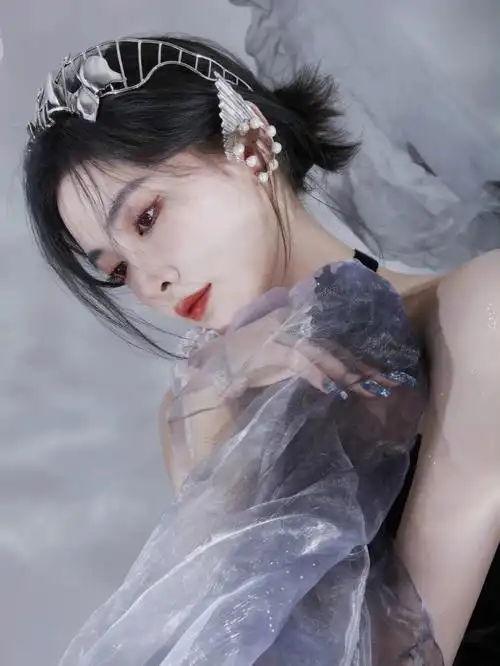 许佳琪黑白镜面大片