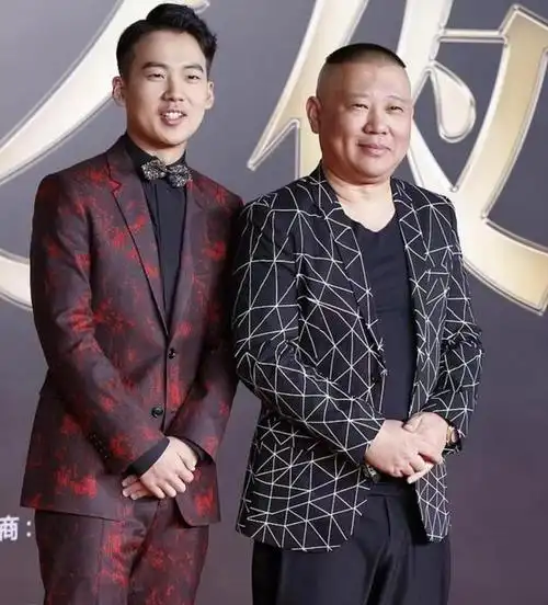 郭德纲意外曝光郭麒麟恋情神秘女友颜值高被弟弟夸引网友热议