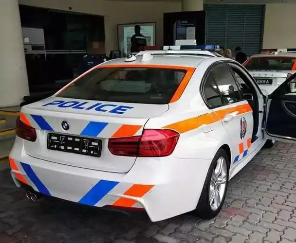 新加坡的日常:乘客坐奔驰,警察开宝马