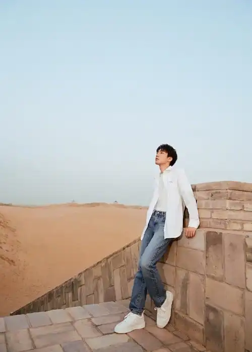 王俊凯#白衬衫,牛仔裤,清爽舒适