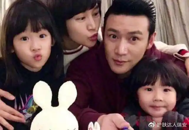 陆毅三胎儿子疑曝光与鲍蕾外出就餐被偶遇亲口承认爸爸是陆毅