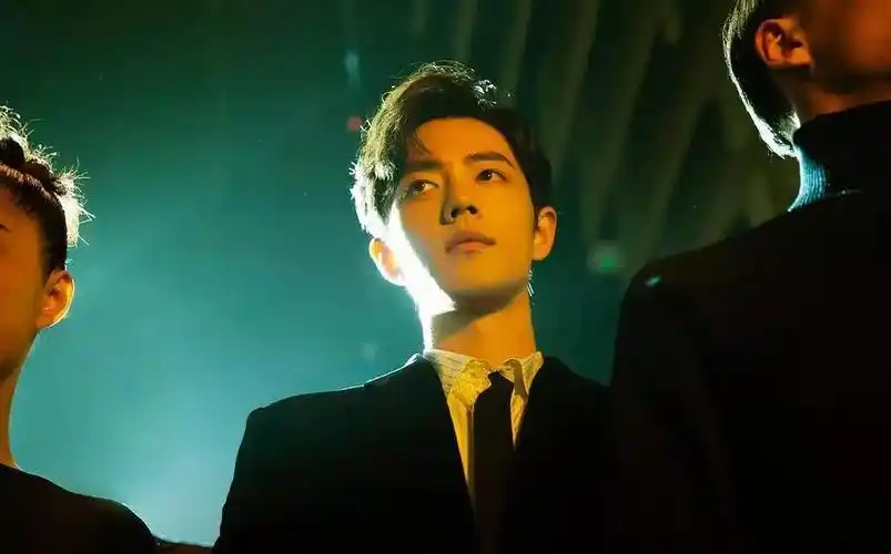 有一种时尚叫肖战染银发配古装气场十足简直a爆了