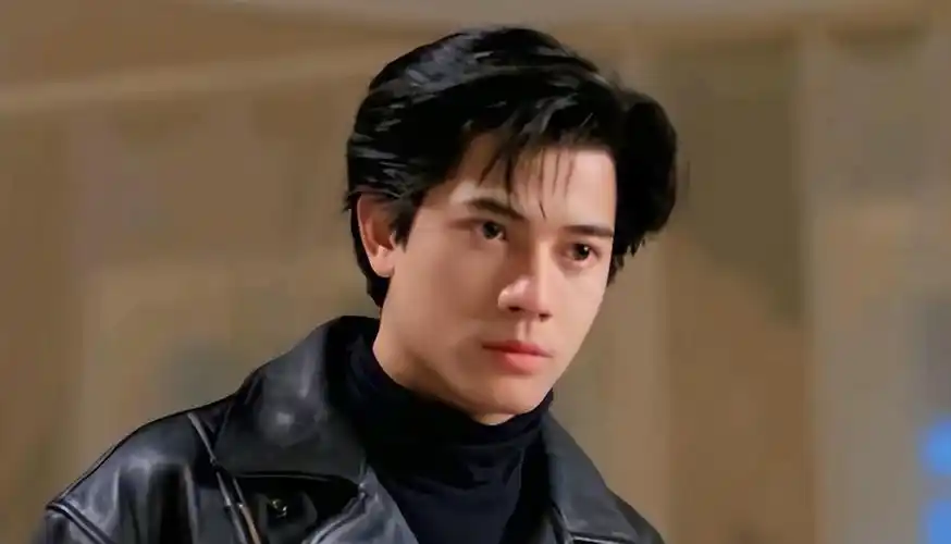 郭富城不但五官精致无可挑剔,身材比例也很协调,不愧是舞王,帅得让人