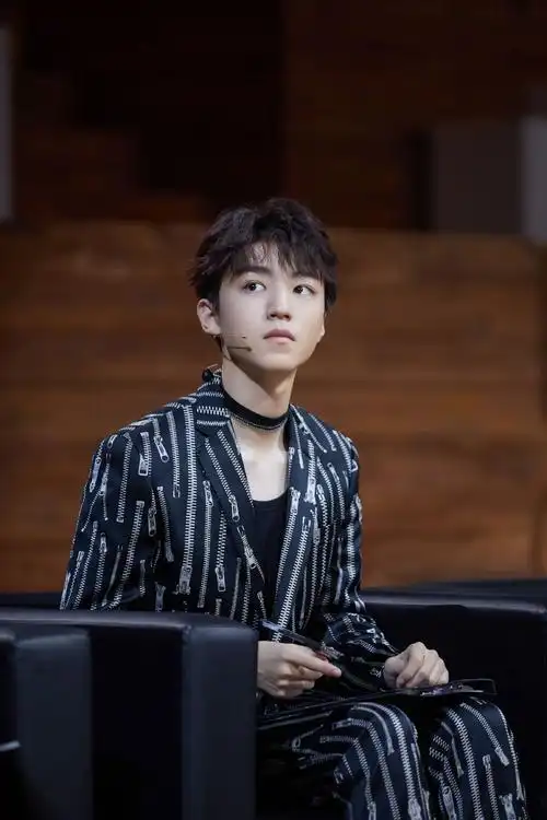 [消息]王俊凯《我们的乐队》剧照公开 西装造型衬托英气少年感