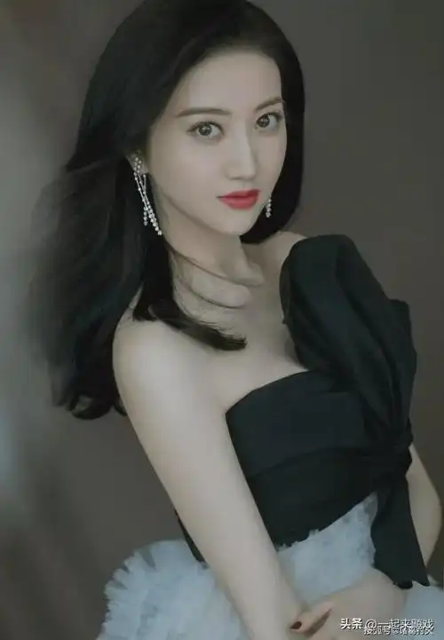 景甜,她的五官线条清晰,眼睛明亮且灵动,眼睫毛又浓又密,鼻子立体挺拔