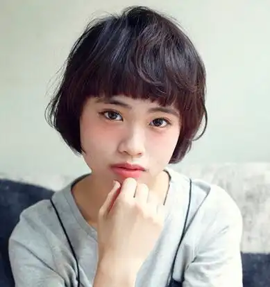 中学生蘑菇头女孩图片 可爱蘑菇头让女孩变动人_学生发型_西子美发网