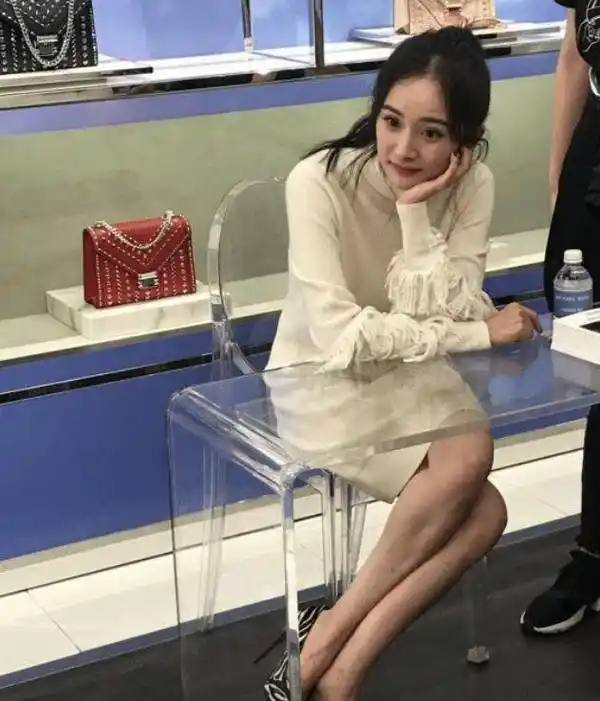 杨幂参加活动穿错鞋,又遭"透明"桌子考验,万能救场坐姿成经典