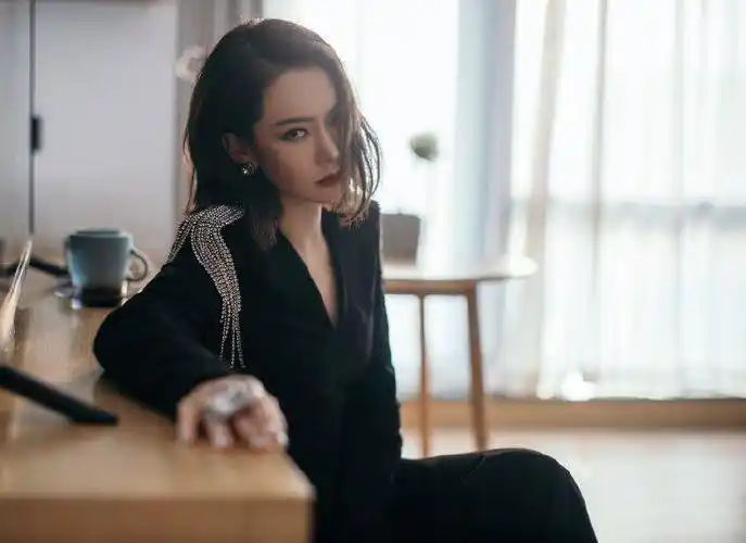 戚薇的短发又回来啦超级符合她的风格完美驾驭经典造型