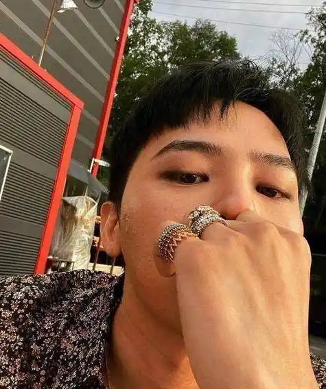 权志龙新恋情曝光?网友猜测与神秘女子亲密互动!_照片_私生活_辉煌