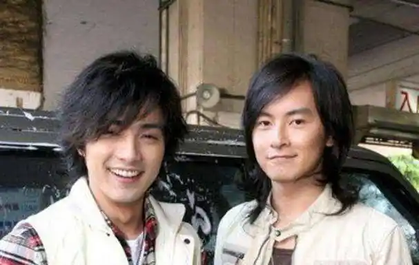 直树不直!郑元畅41岁未婚与贺军翔丁一关系暧昧,和男性搂腰牵手