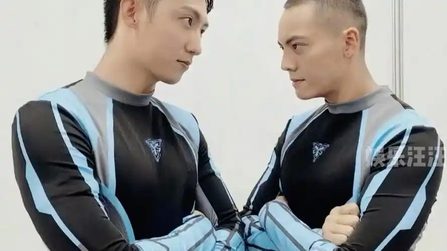 黄景瑜和正常人类男性的体格对比