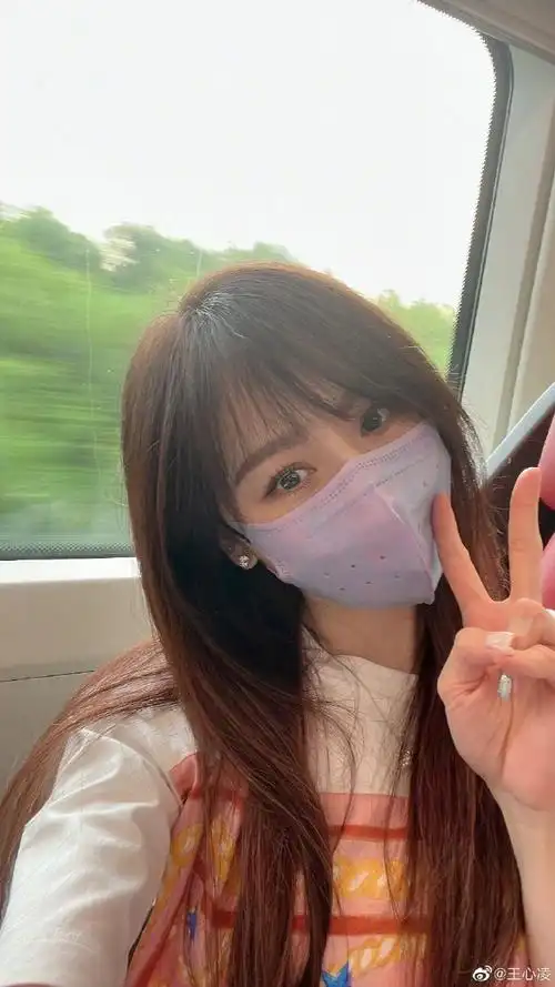 王心凌比耶自拍照