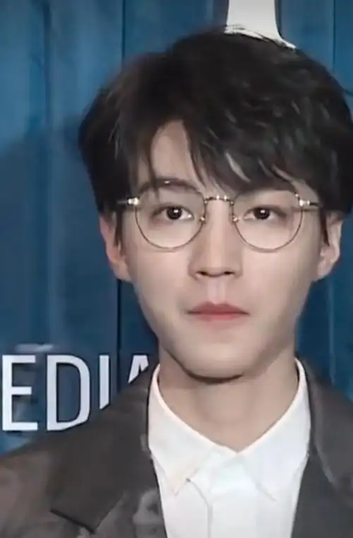 王俊凯悄悄移正话筒