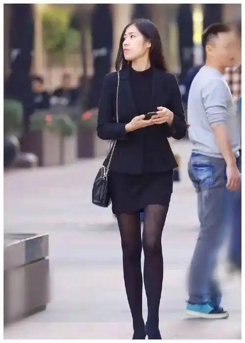 女神脚上穿的一双白色尖头高跟鞋,让她看上去更加的有女人味