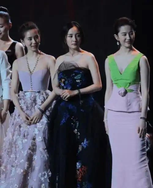 当杨幂和刘亦菲刘诗诗同框,穿礼裙各有各的美,但仪态差距挺悬殊