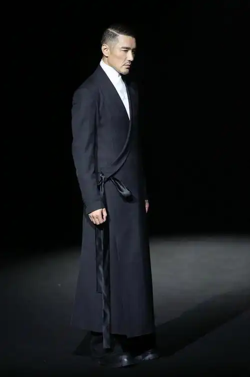 国际时装周53岁胡兵穿出东方教父感最耀眼的却是70岁赵雅芝