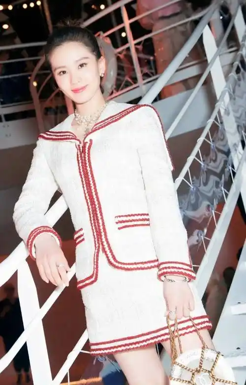 刘诗诗的美腿是很多女人梦寐以求的"大长腿".