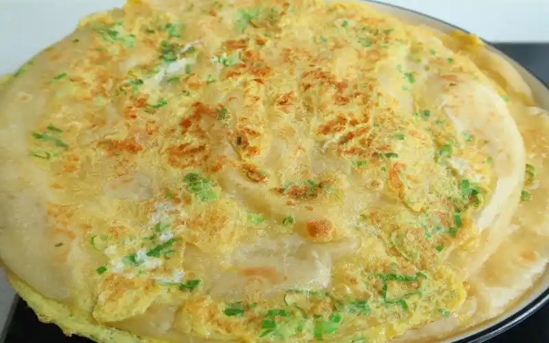 1斤面粉8两水,一半凉一半热,在家做超软葱花鸡蛋饼,不干不硬