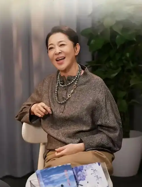 倪萍在65岁的年纪通过自学针灸治好了老母亲的大小便失禁症状