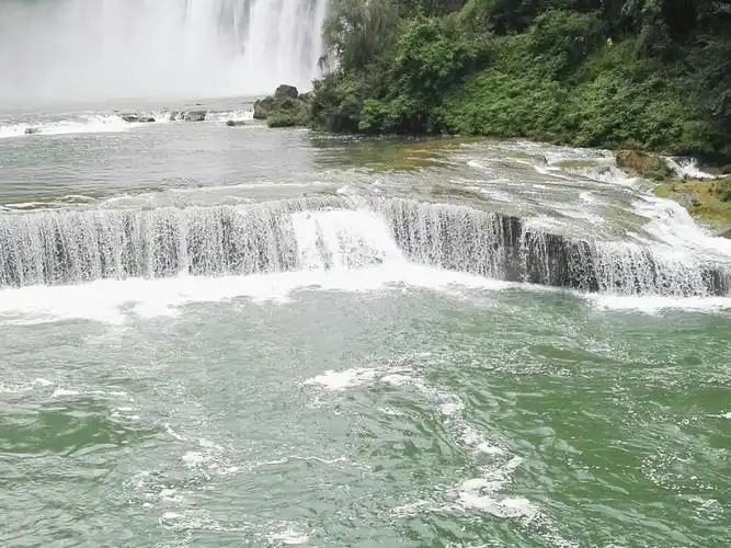 河道中自然形成的跌水瀑很多,也很有特点.