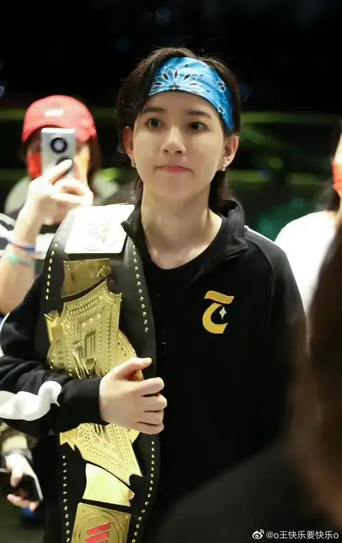 物料恭喜李斯丹妮获得蒙面舞王第二季齐舞金奖揭面舞台直拍街舞battle