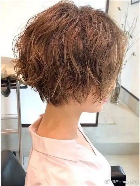 女士短发不论怎么剪,最百变时尚还是纹理烫,蓬松自然不夸张|发型|百变