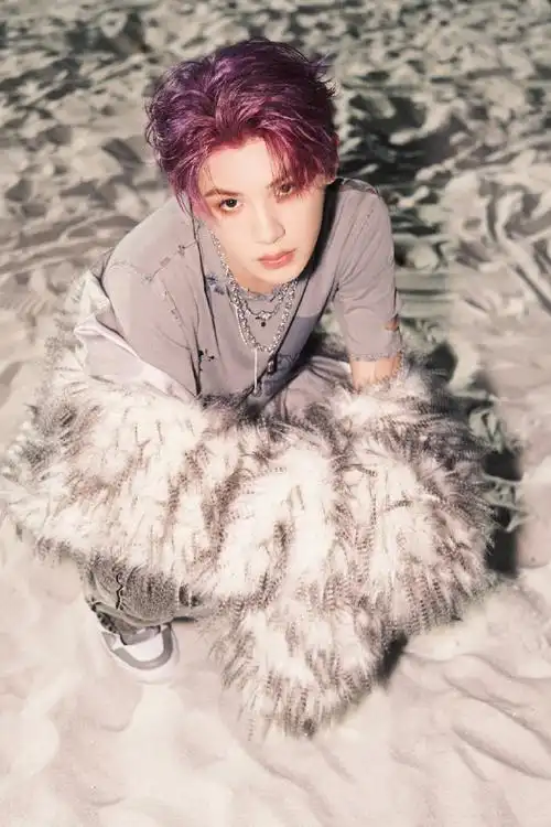 黄明昊紫发造型随拍