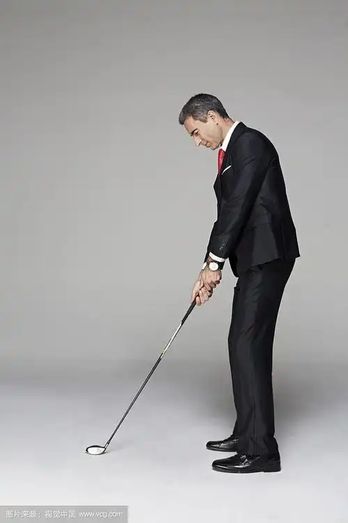 成熟的男人用打高尔夫球的姿势站着