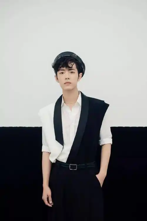 肖战小卷毛造型合集:真的好想摸一摸,那头精致的小卷毛_贝雷帽_小王子