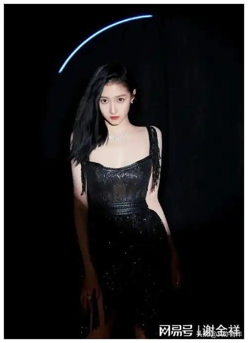 关晓彤:魅力黑裙大长腿
