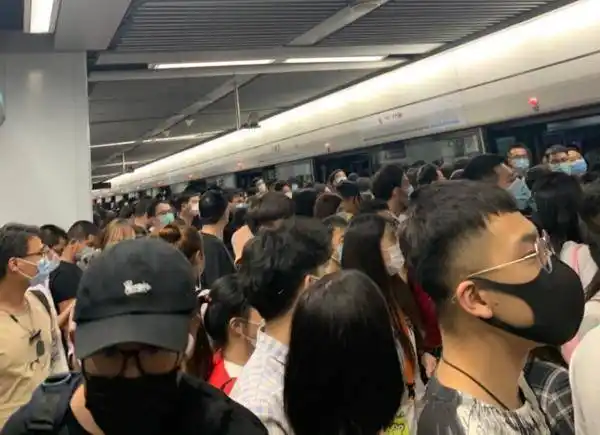 上海地铁9号线晚高峰信号设备故障延误超2小时,正积极抢修