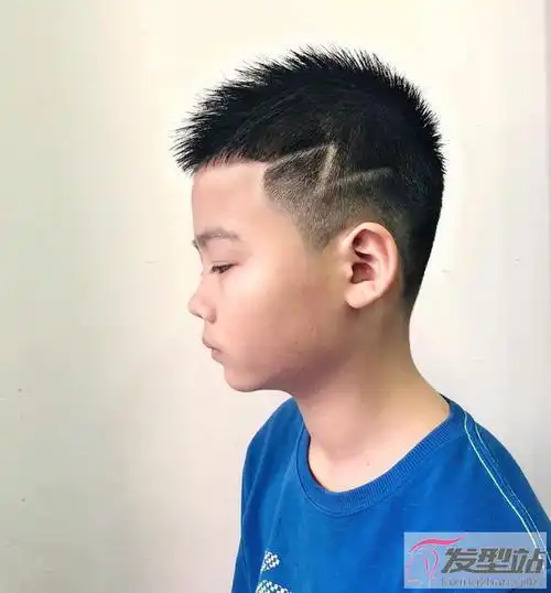 小男孩留什么发型帅 最潮短发帅气有个性-儿童发型-发型站