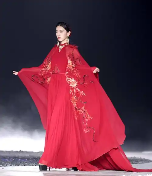 "盖娅传说·熊英"时装发布会在京举行新华社照片,北京,2021年3月25日