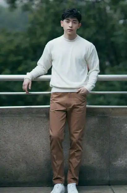 邓伦白色毛衣 眼神温柔坚定