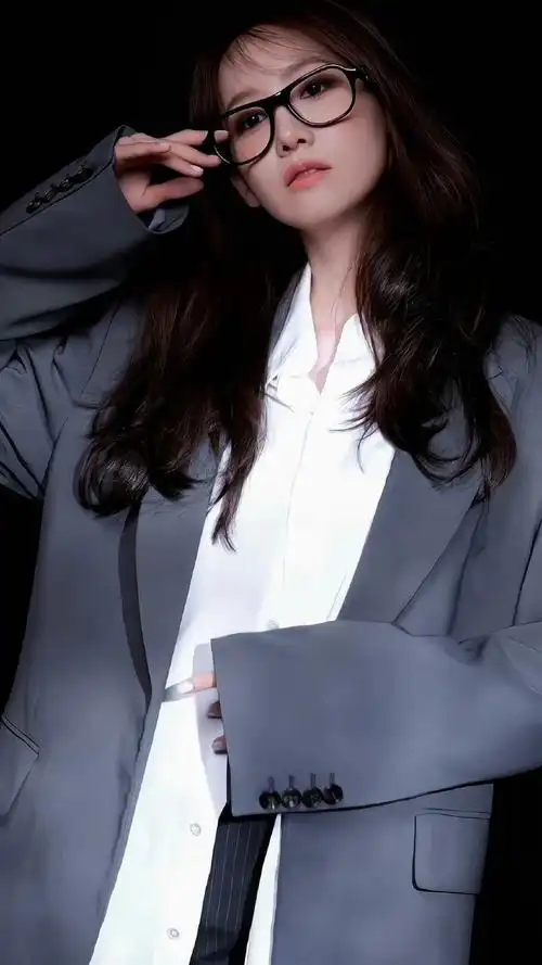 林允##林允儿#林允儿的烟熏妆造型,近期的物料中展现出了她独特的