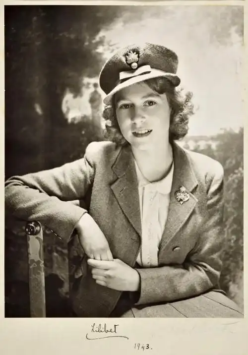 女王究竟多美英国女王年轻时颜值美照首张官方照容颜不输黛妃