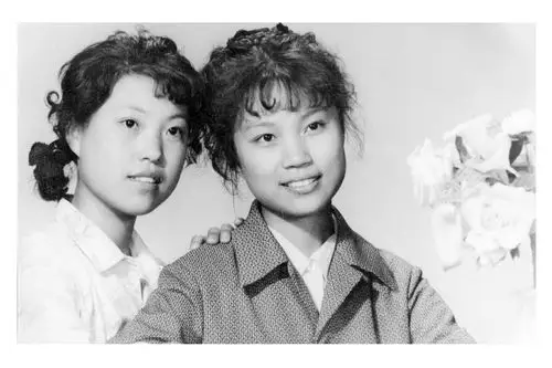 八十年代初的卷发,是不是褪去了一些质朴的土气?