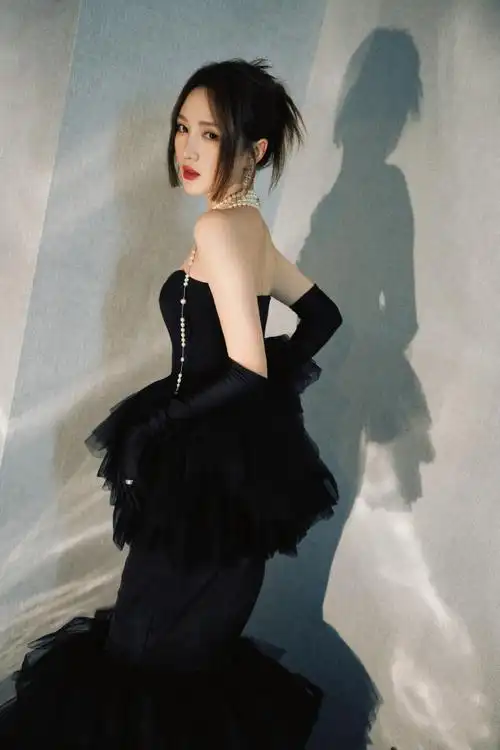 m孟佳j整体造型:礼服from miscreants aw23鞋子from naked wolfe