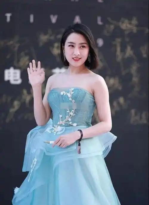 马苏终于不再逃避一袭仙女裙高调亮相生图发福了不少