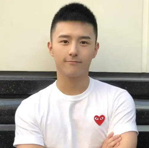 这4款短发才适合夏天剪,清爽帅气显精神|发型|刘海|碎发|飞机头_网易