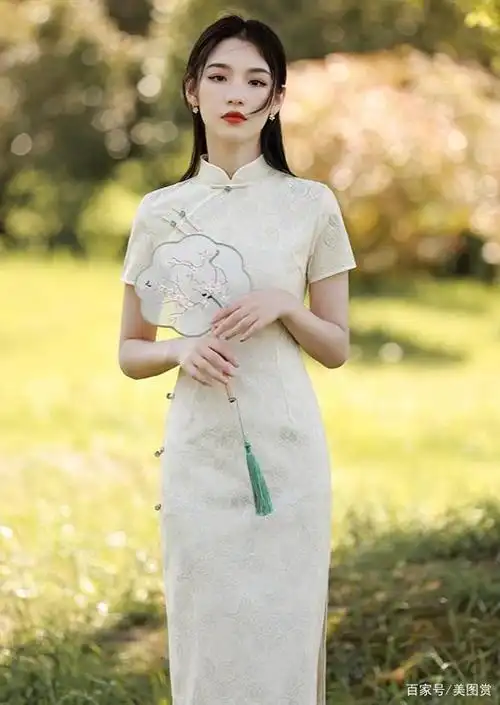 好像画中的旗袍长发身材绝美的古装美女户外写真