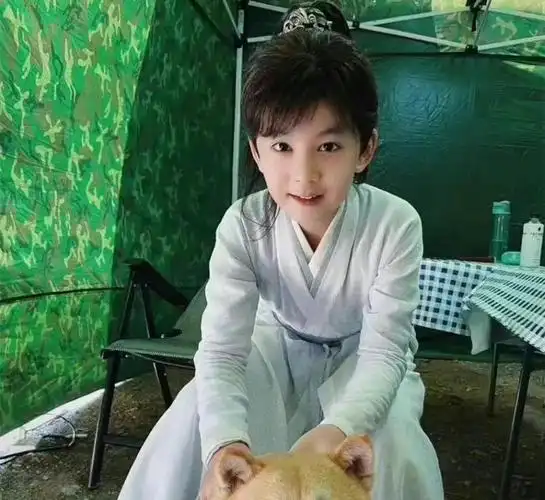 跟吴磊小时候还真的挺像的!