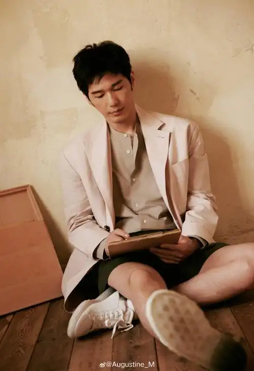 白宇看秀生图##白宇惬意休闲风造型看秀