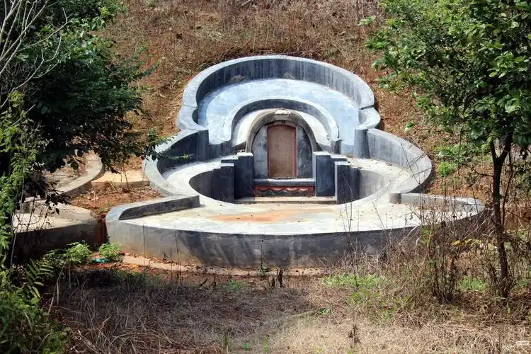 爬山的主路旁可以看到这些坟墓在,越往前走越多